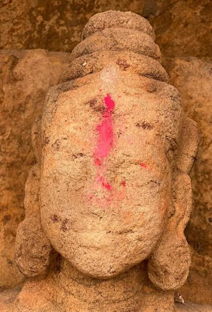 Testa scolpita in pietra